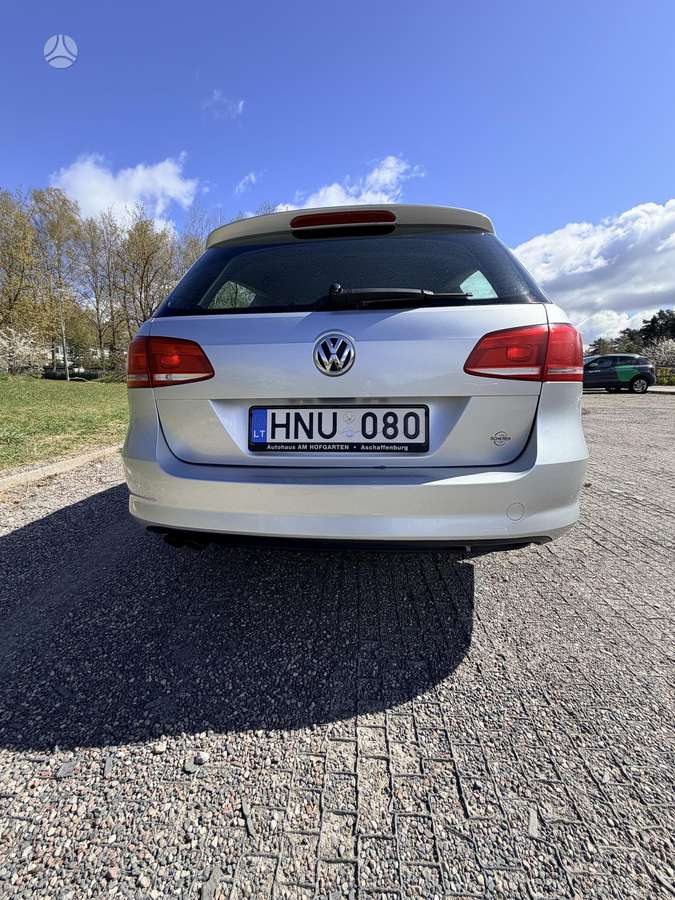 Volkswagen Passat 2011 — rear view