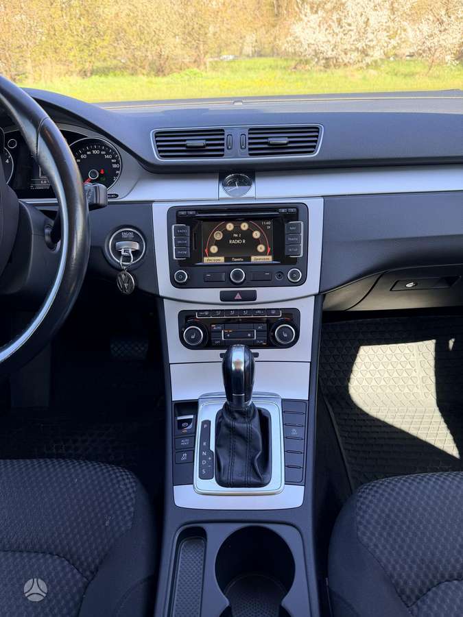 Volkswagen Passat 2011 — photo 5
