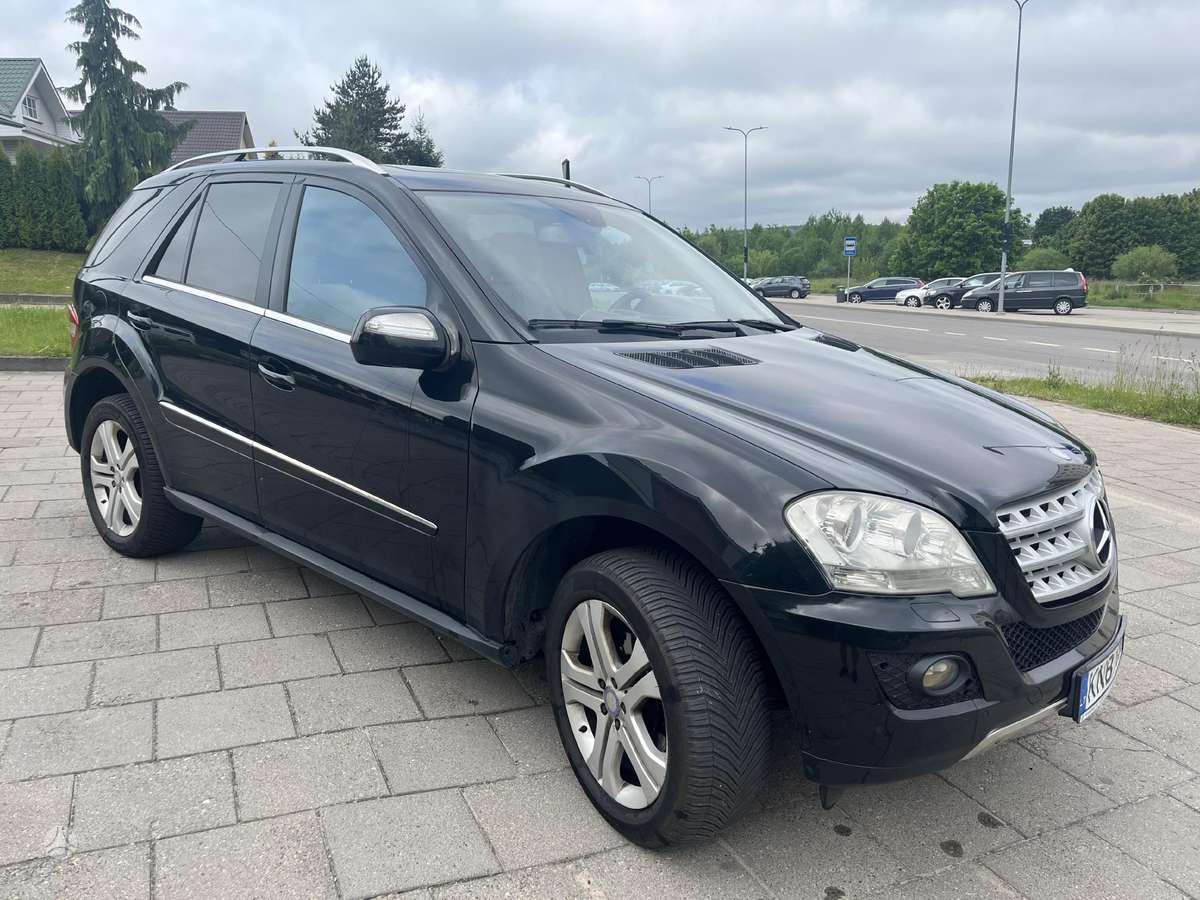 Mercedes-Benz ML350 2009 — rear view