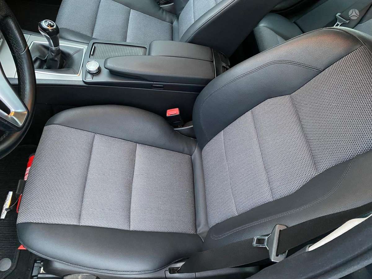 Mercedes-Benz C180 2011 — photo 10