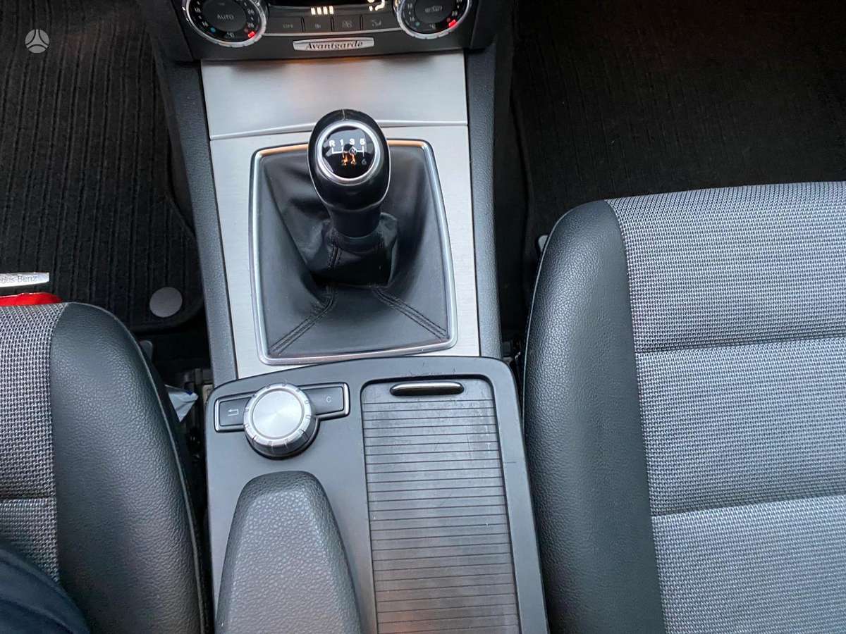 Mercedes-Benz C180 2011 — photo 15