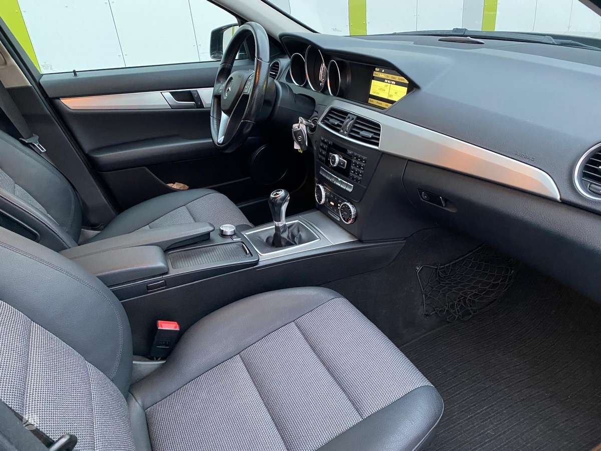 Mercedes-Benz C180 2011 — photo 16