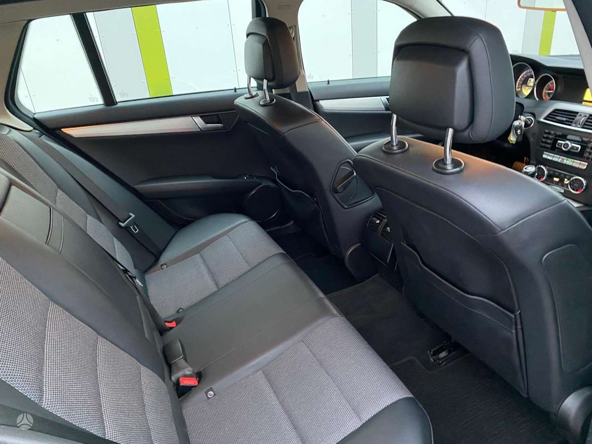 Mercedes-Benz C180 2011 — photo 17