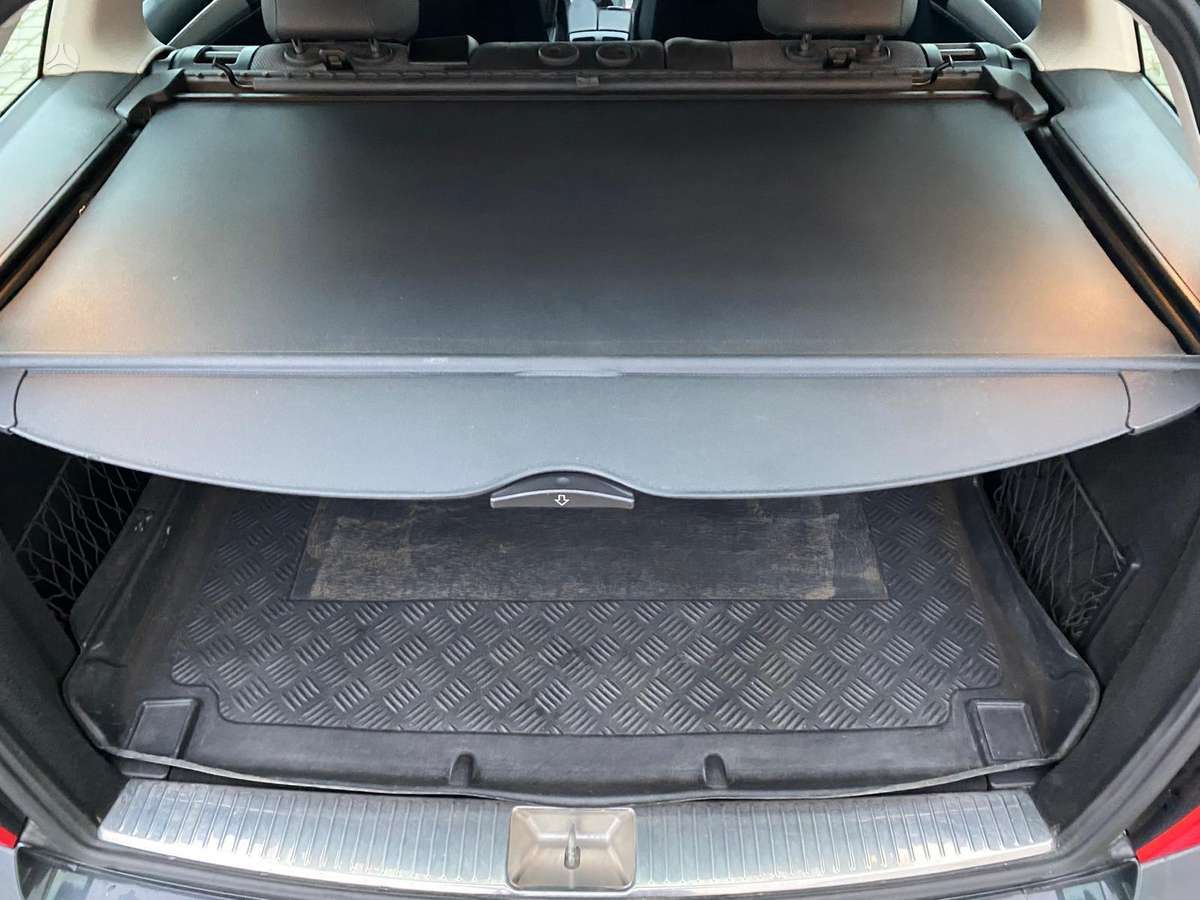 Mercedes-Benz C180 2011 — photo 18