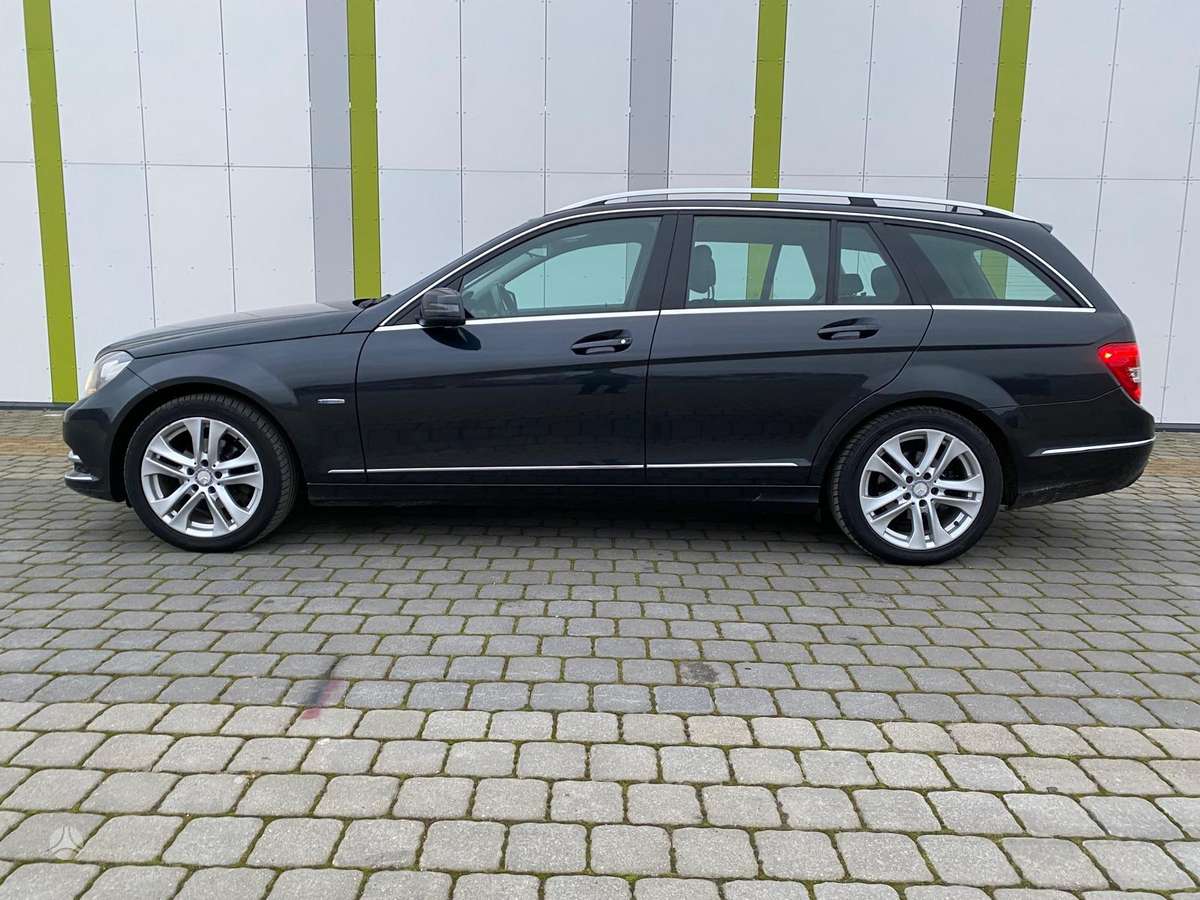 Mercedes-Benz C180 2011 — rear view