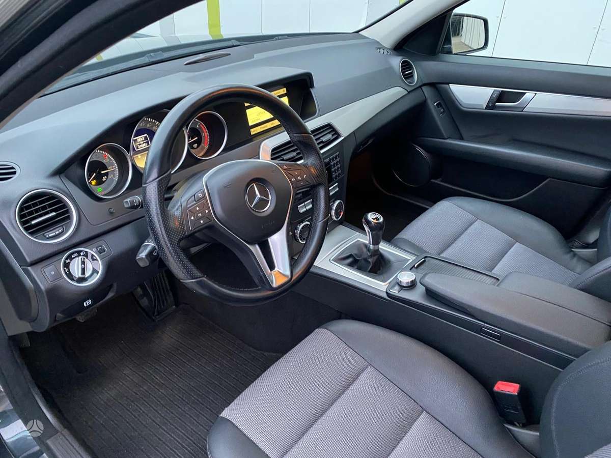 Mercedes-Benz C180 2011 — photo 9