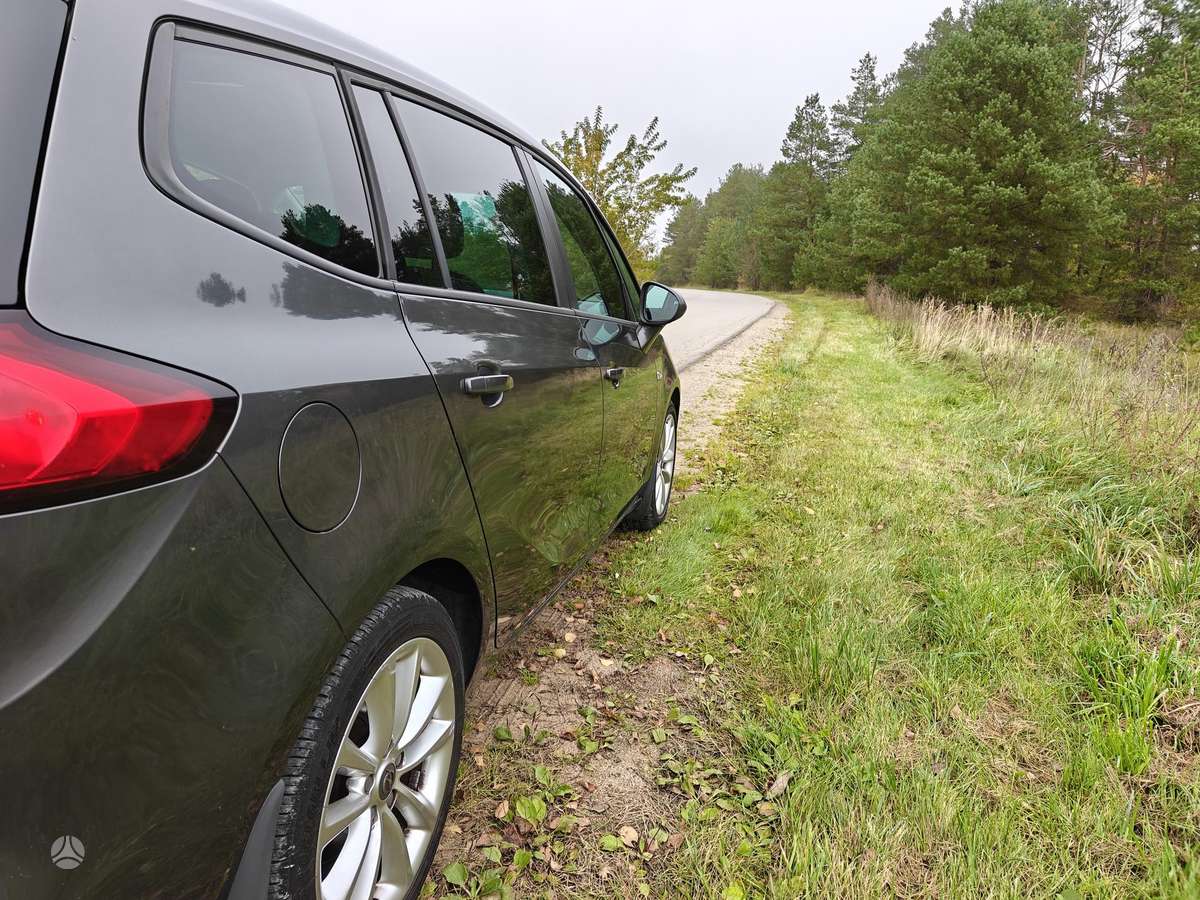 Opel Zafira 2012 — photo 10