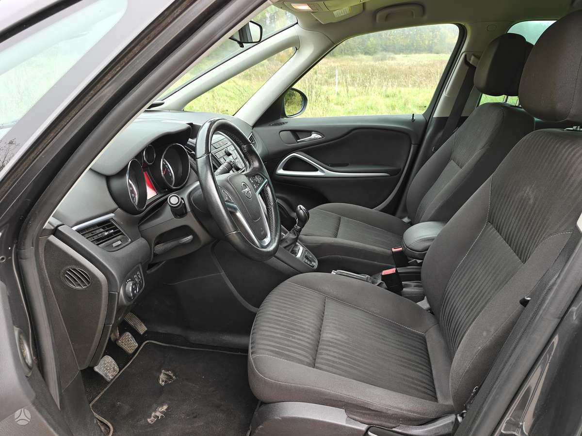 Opel Zafira 2012 — photo 12
