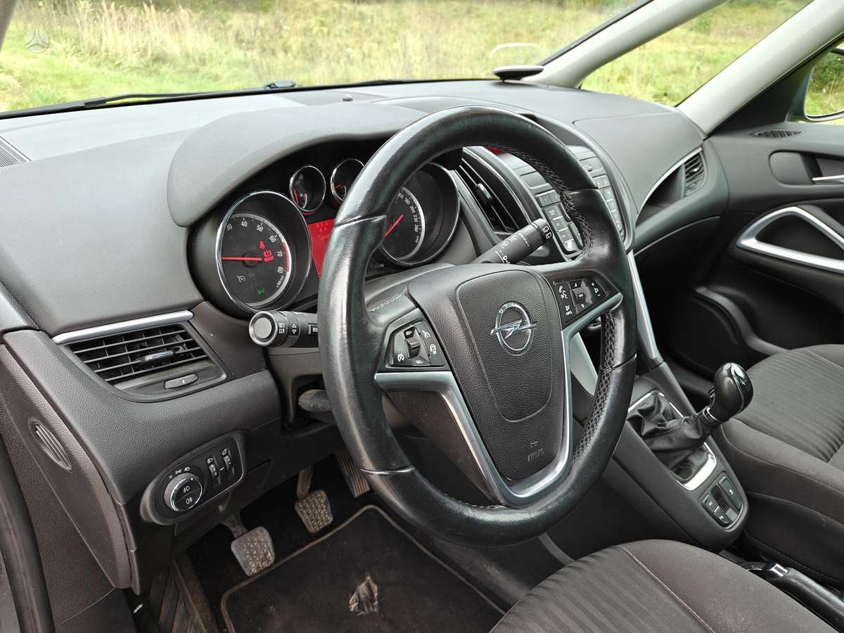 Opel Zafira 2012 — photo 19
