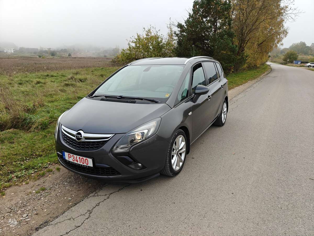 Opel Zafira 2012 — rear view