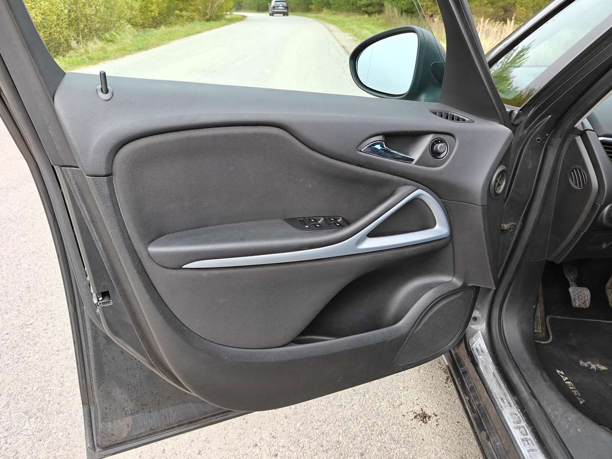 Opel Zafira 2012 — photo 20