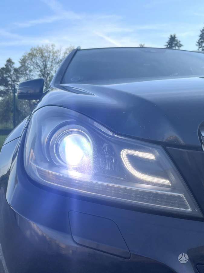 Mercedes-Benz C200 2011 — вигляд ззаду