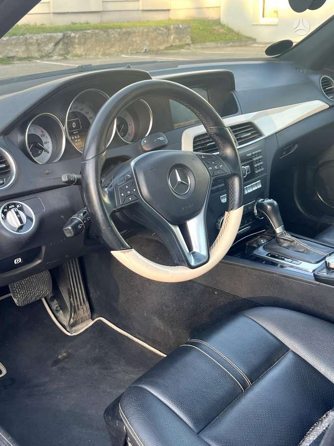 Mercedes-Benz C200 2011 — двигун 2143 cm³, 163 HP (120kW)
