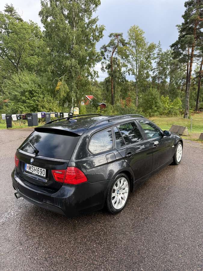 BMW 330 2007 — салон