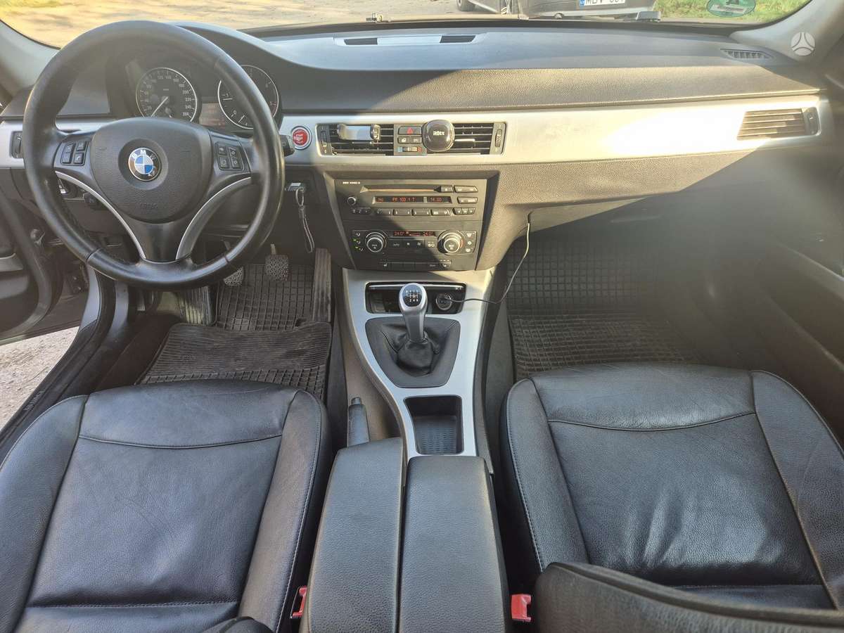 BMW 318 2009 — photo 11