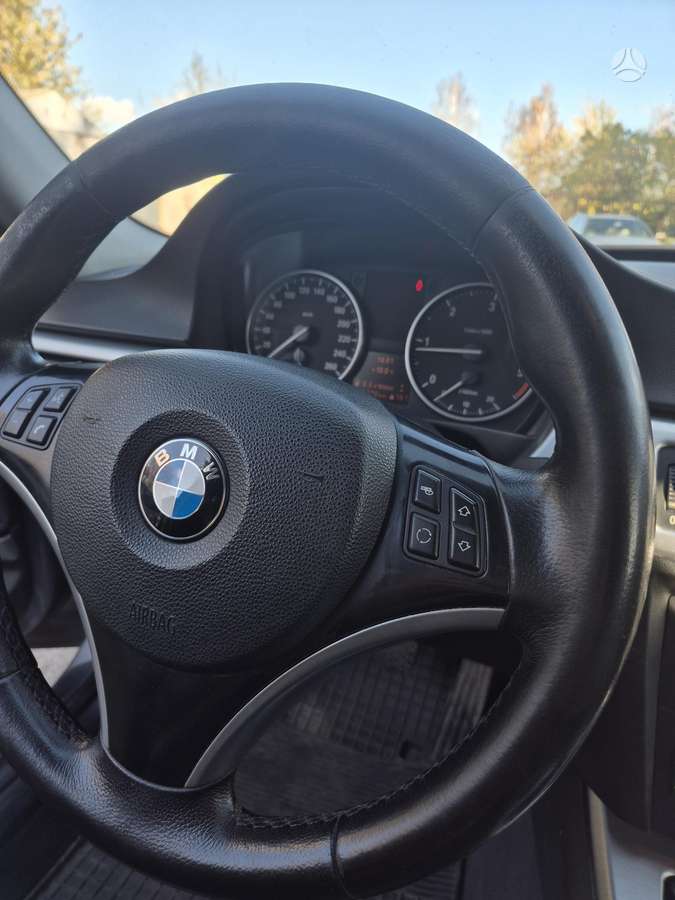 BMW 318 2009 — photo 13