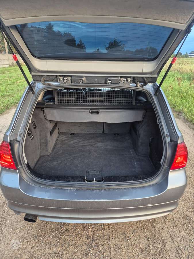 BMW 318 2009 — photo 7