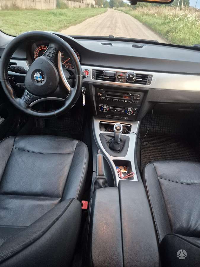 BMW 318 2009 — photo 9