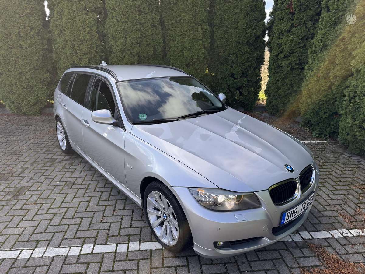 BMW 320 2010 — вигляд ззаду
