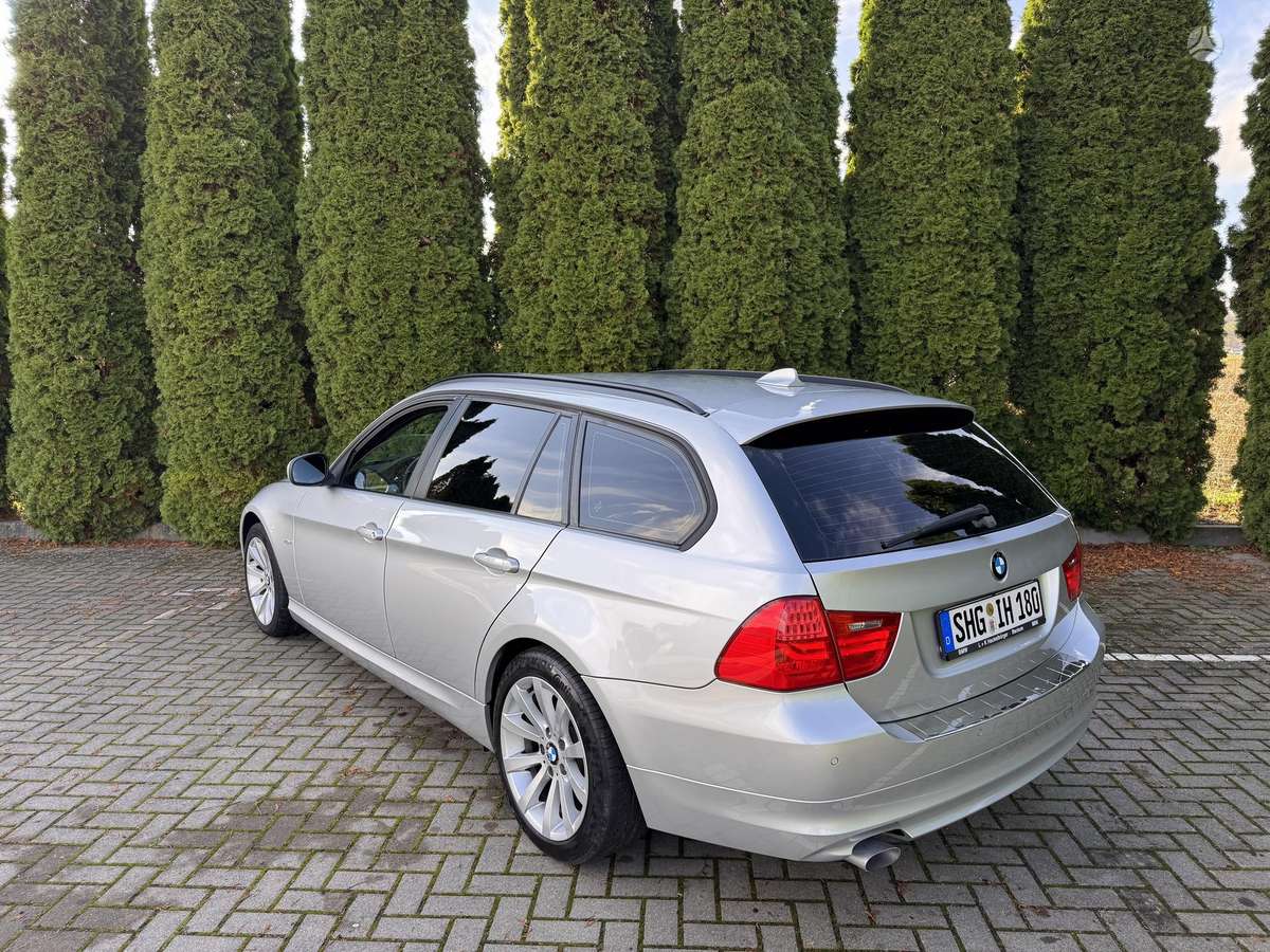 BMW 320 2010 — салон