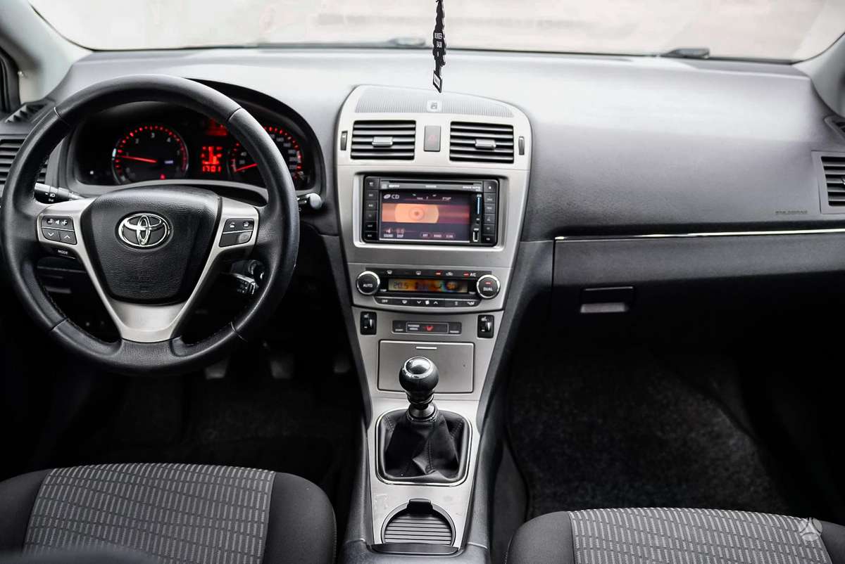 Toyota Avensis 2011 — фото 12