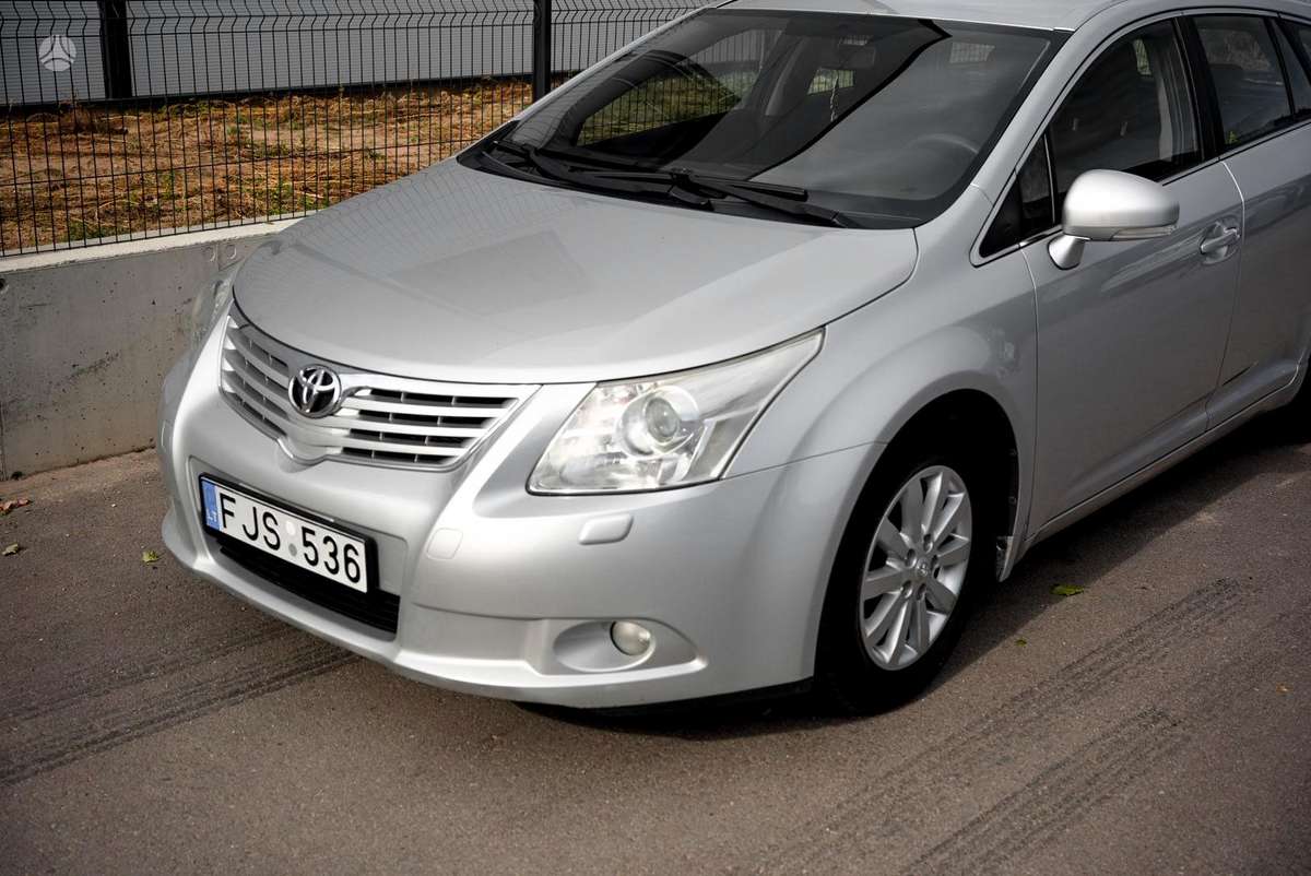 Toyota Avensis 2011 — вигляд ззаду