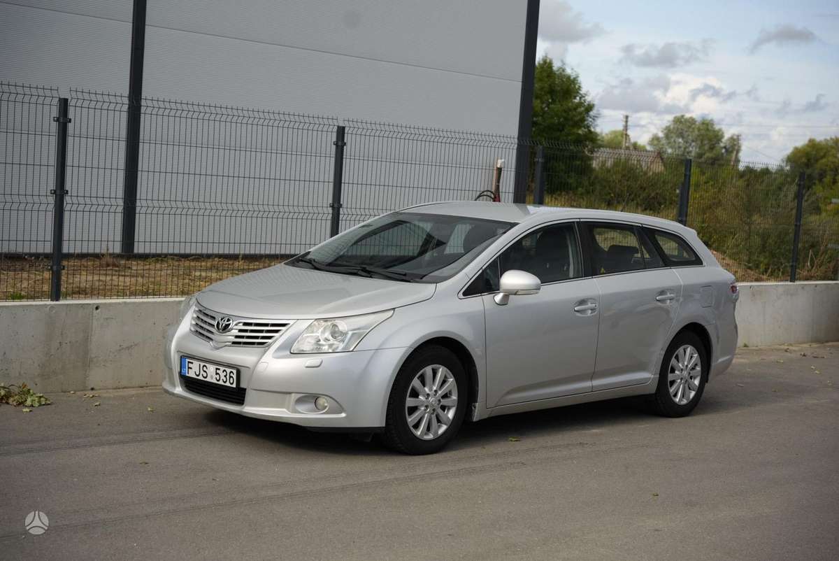 Toyota Avensis 2011 — салон