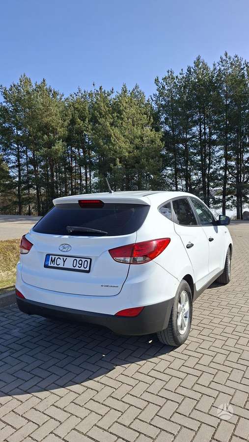 Hyundai ix35 2011 — rear view
