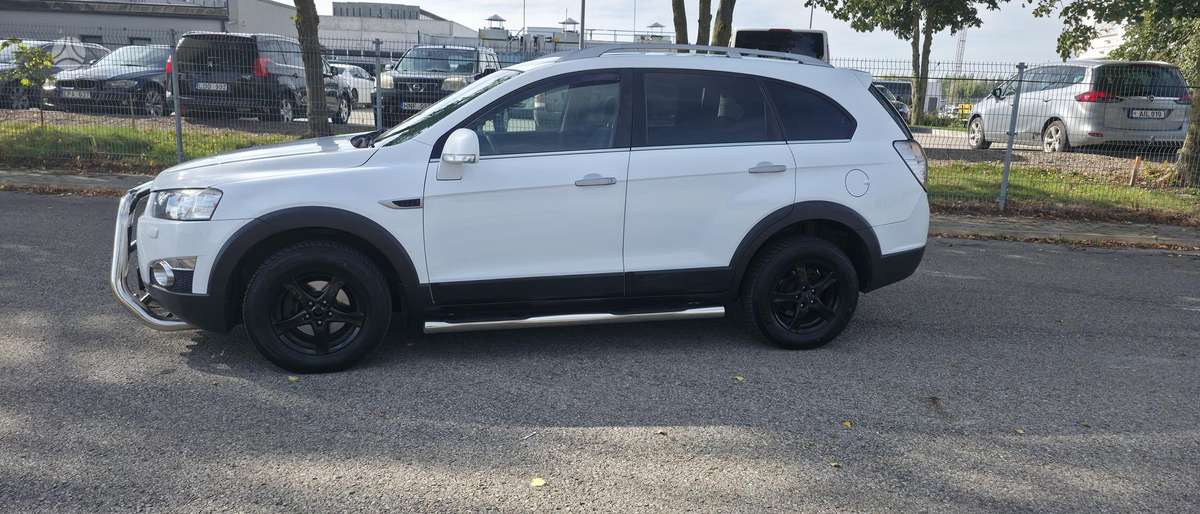 Chevrolet Captiva 2011 — interior