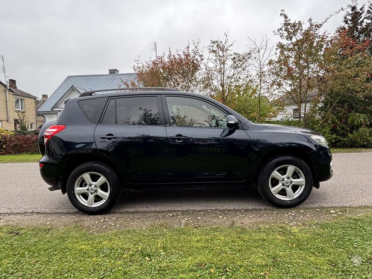 Toyota RAV4 2011 — photo 8