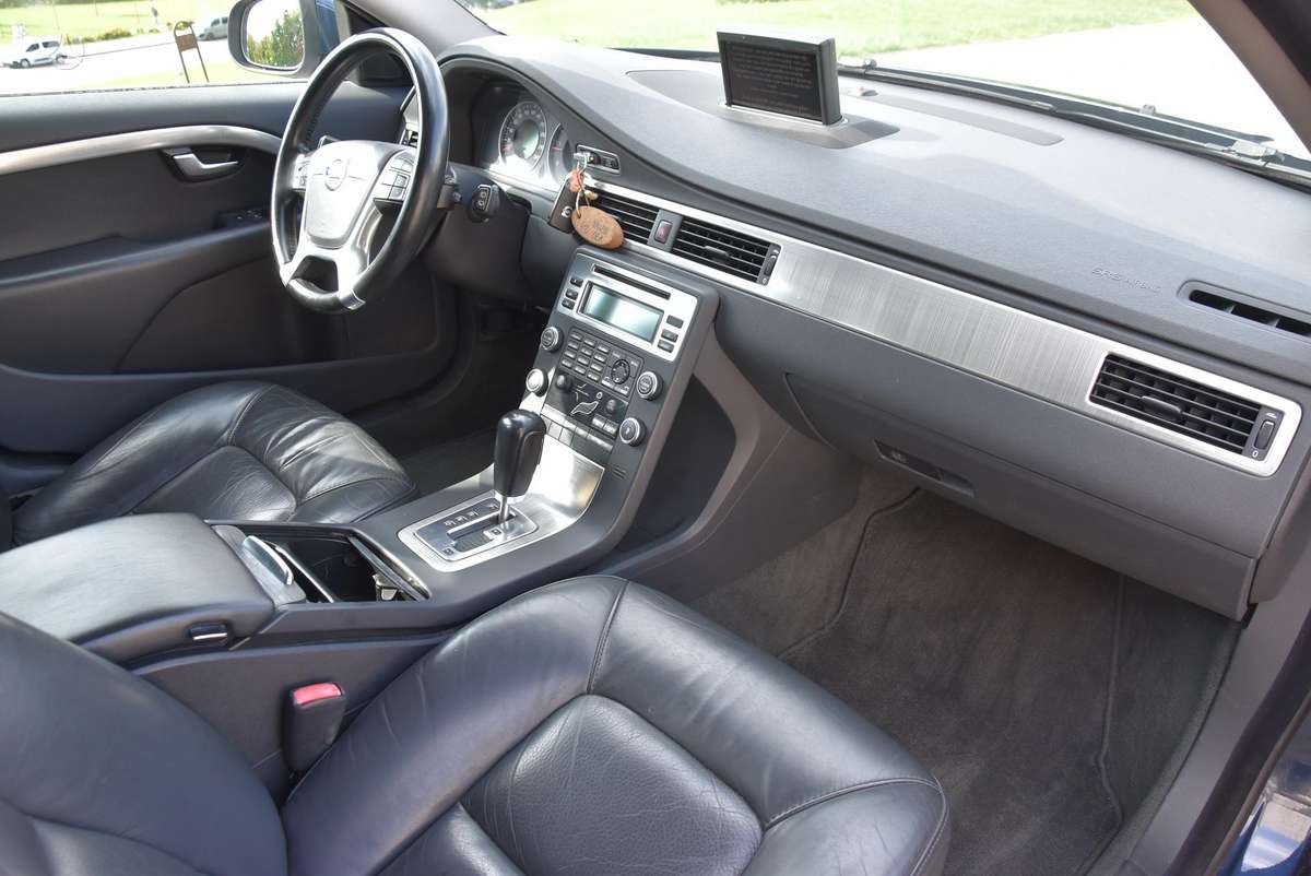 Volvo V70 2010 — photo 10