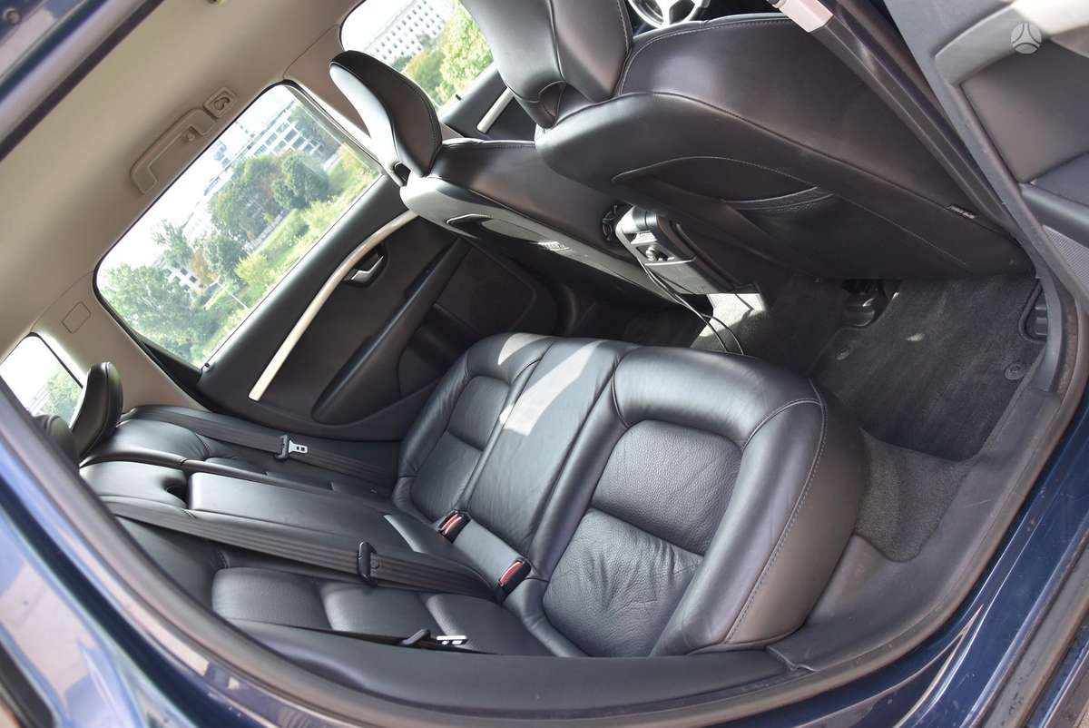 Volvo V70 2010 — photo 11