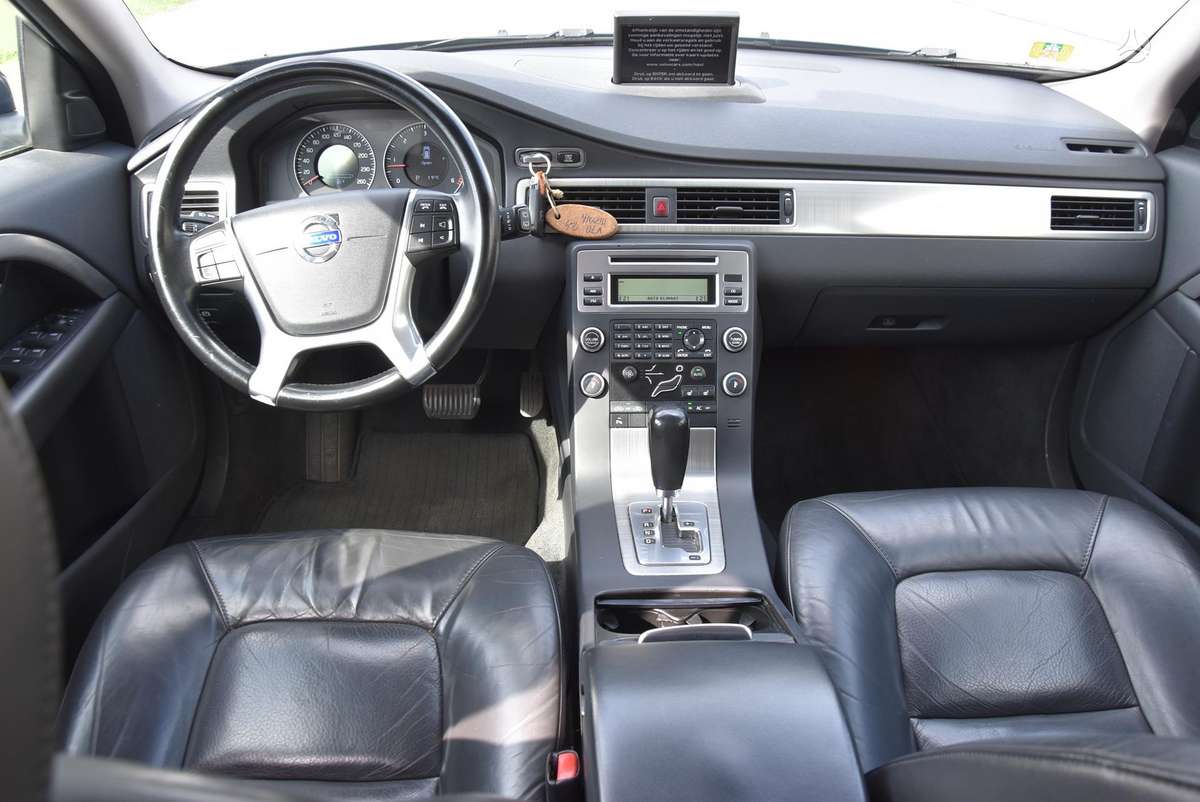 Volvo V70 2010 — photo 16