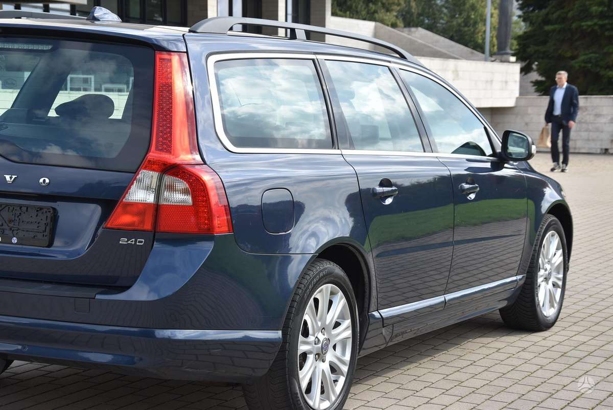 Volvo V70 2010 — rear view