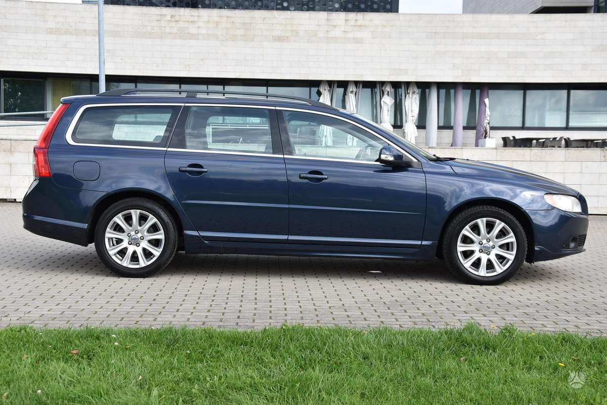 Volvo V70 2010 — interior
