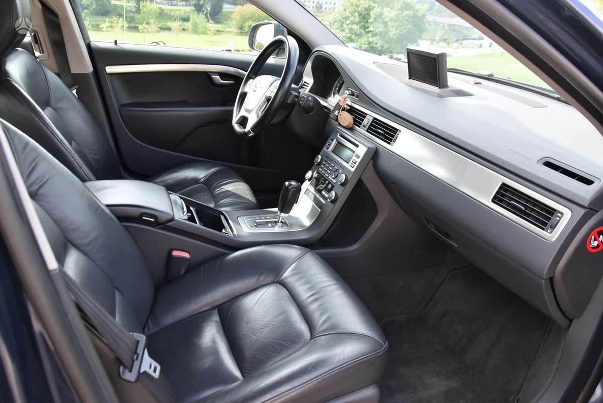 Volvo V70 2010 — photo 9