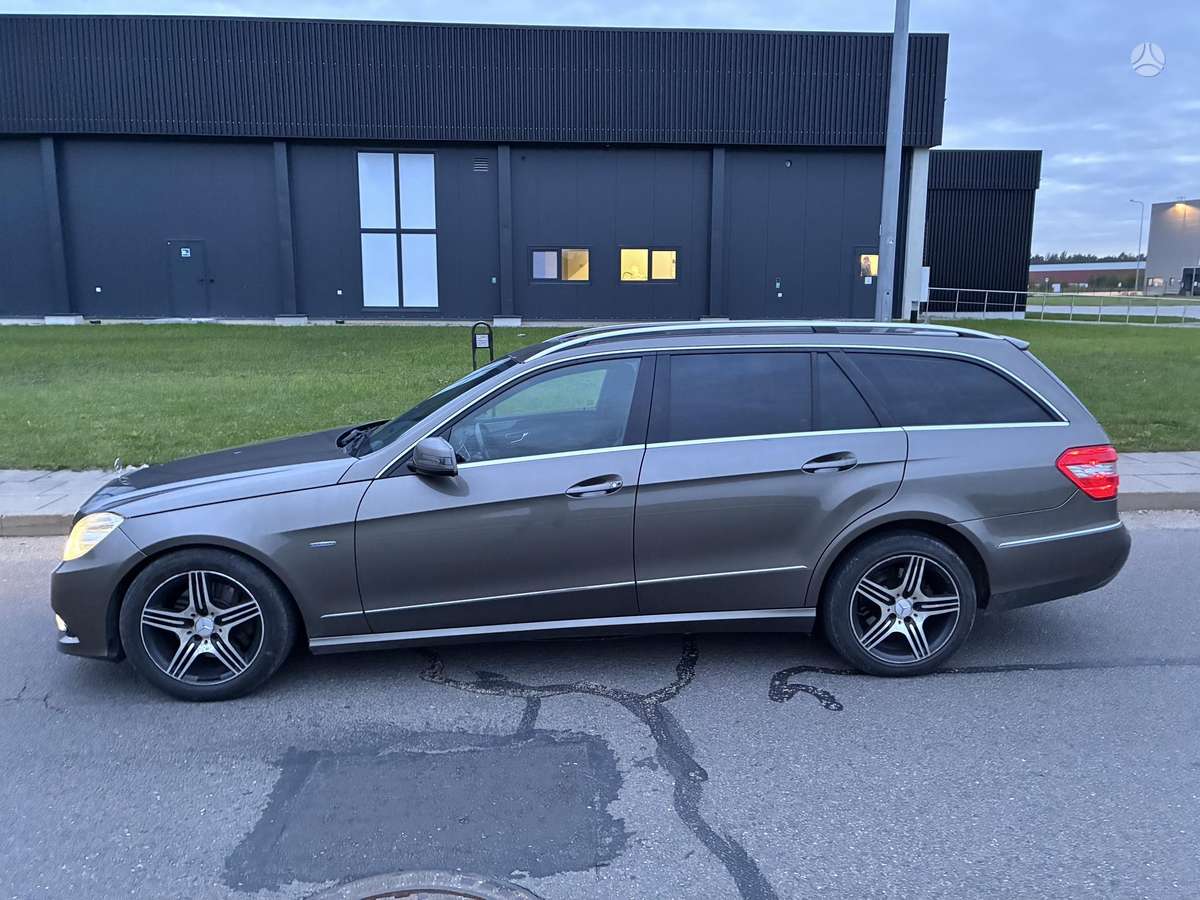 Mercedes-Benz E250 2010 — rear view