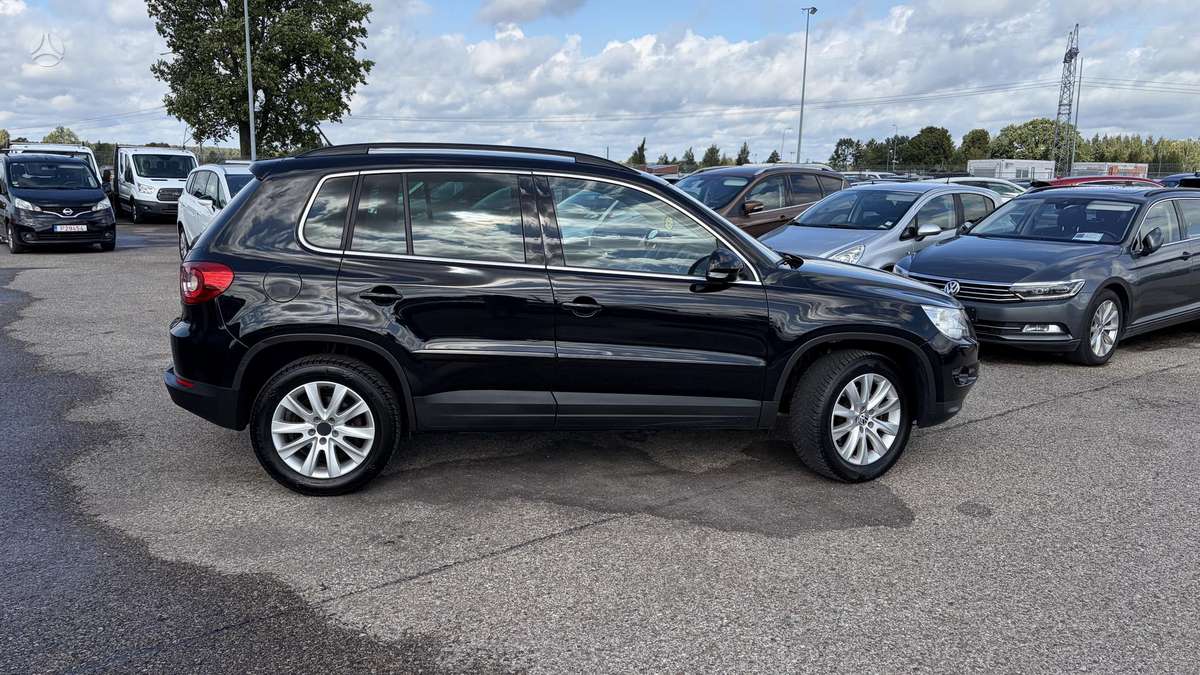 Volkswagen Tiguan 2009 — rear view