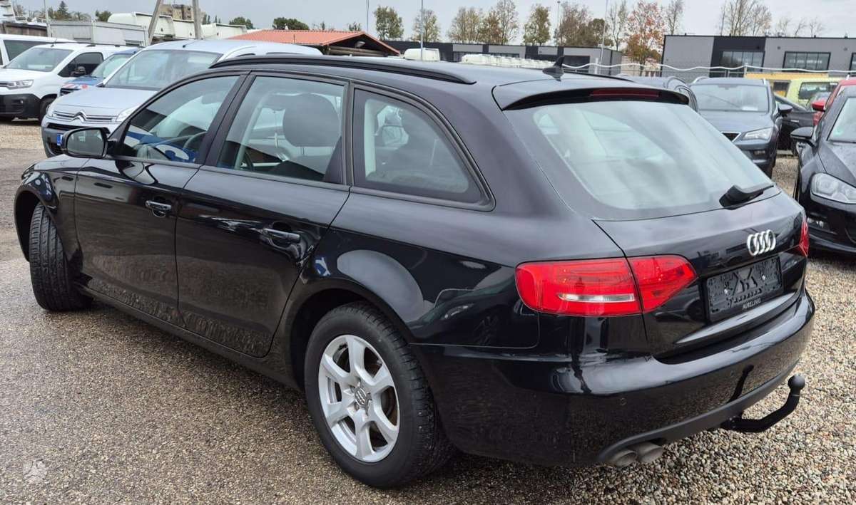 Audi A4 2011 — вигляд ззаду