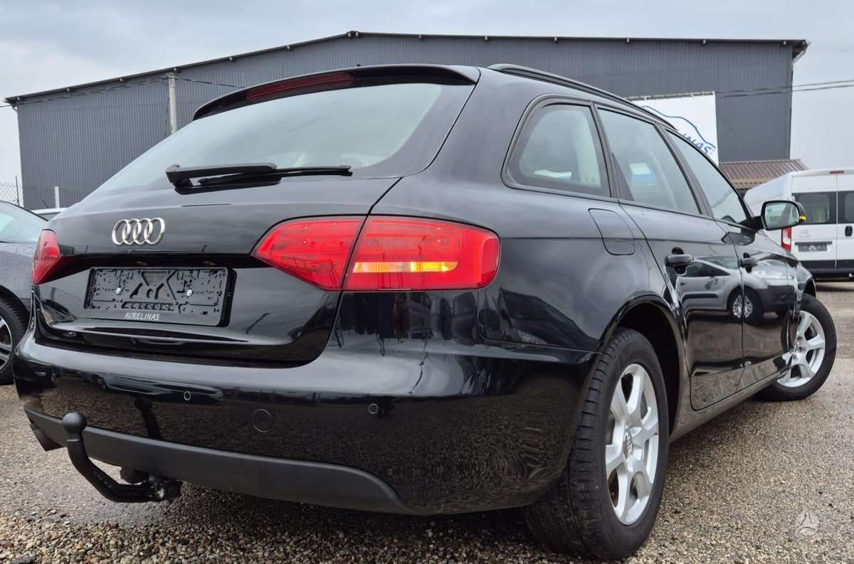 Audi A4 2011 — салон