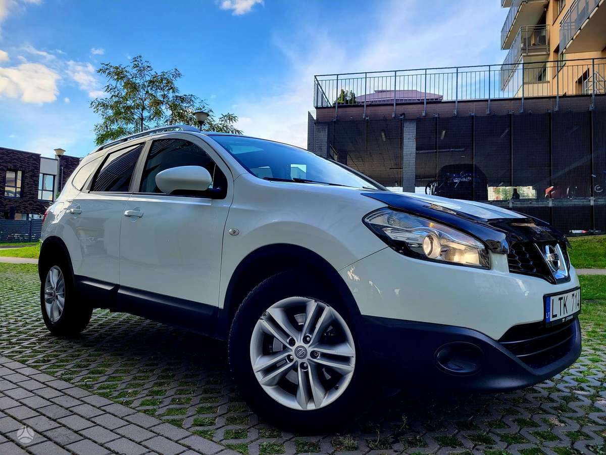 Nissan Qashqai+2 2010 — rear view