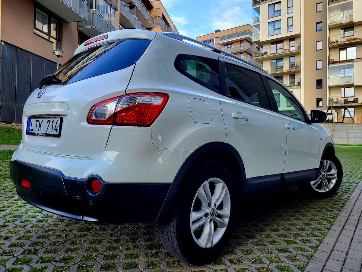 Nissan Qashqai+2 2010 — interior