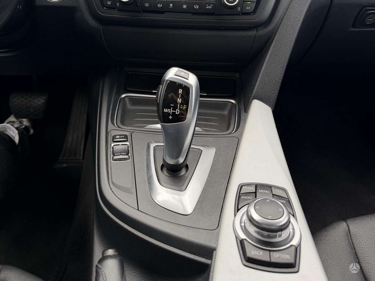 BMW 318 2013 — photo 18