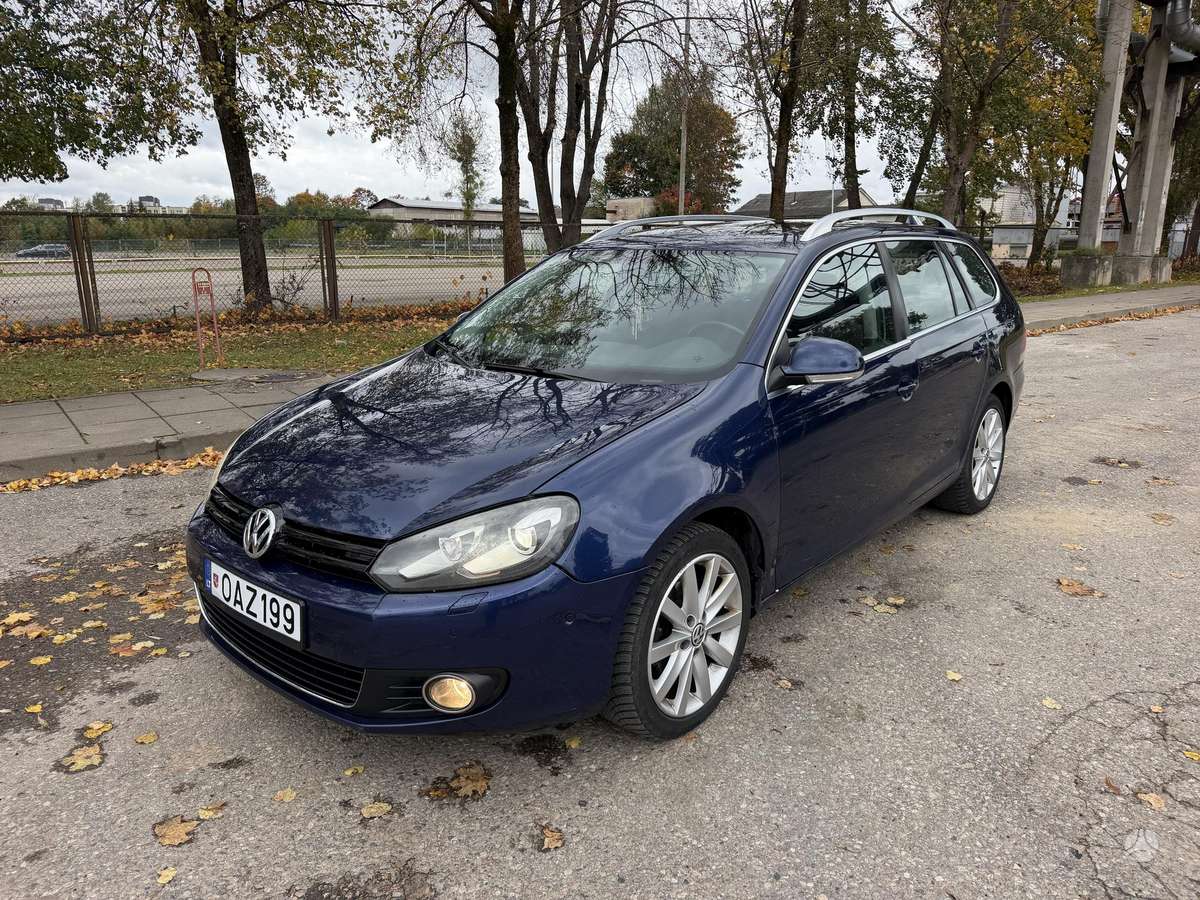 Volkswagen Golf 2010 — салон