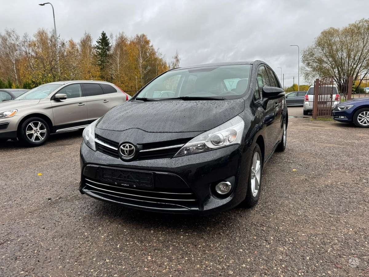 Toyota Verso 2013 — вигляд ззаду