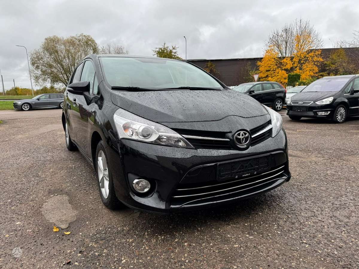Toyota Verso 2013 — салон