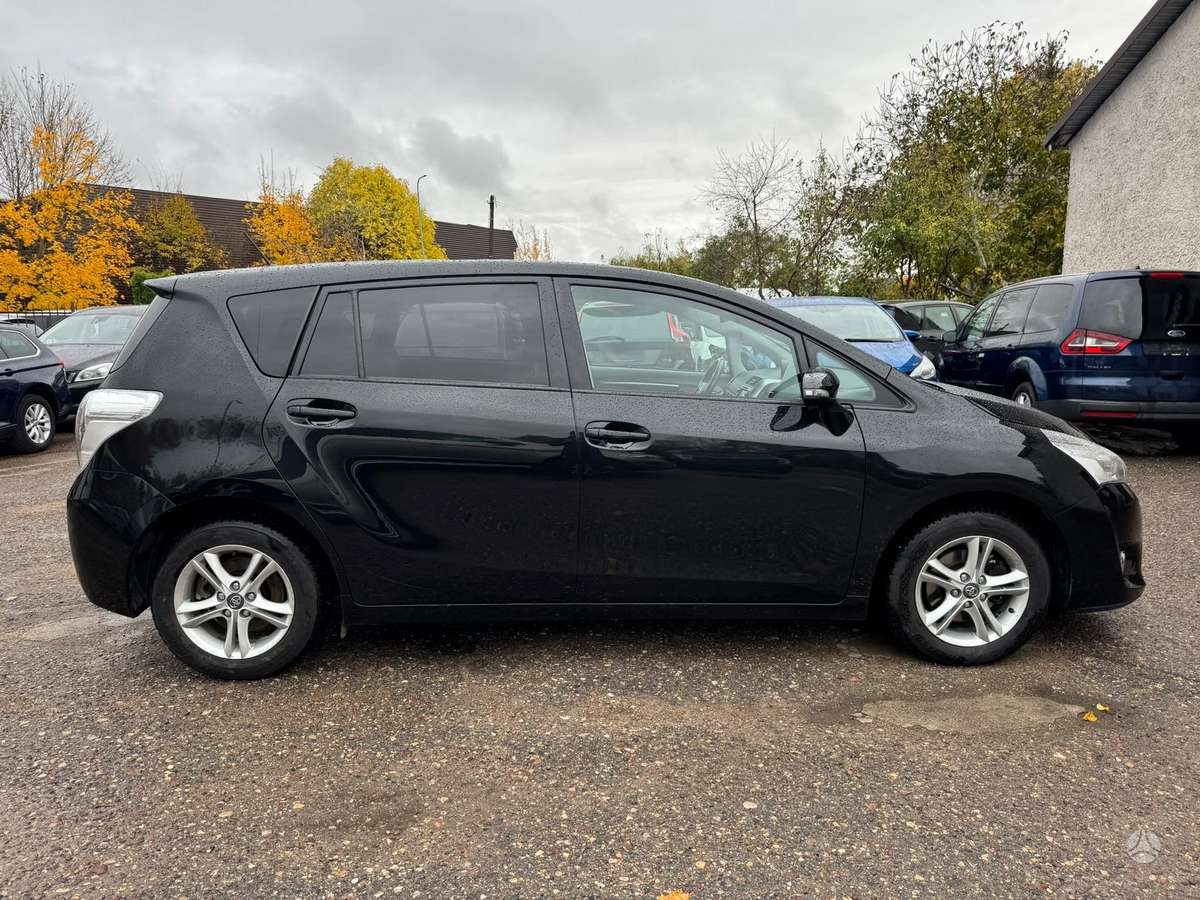 Toyota Verso 2013 — двигун 1998 cm³, 124 HP (91kW)