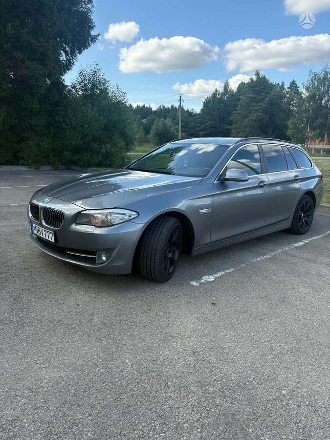 BMW 520 2012 — rear view
