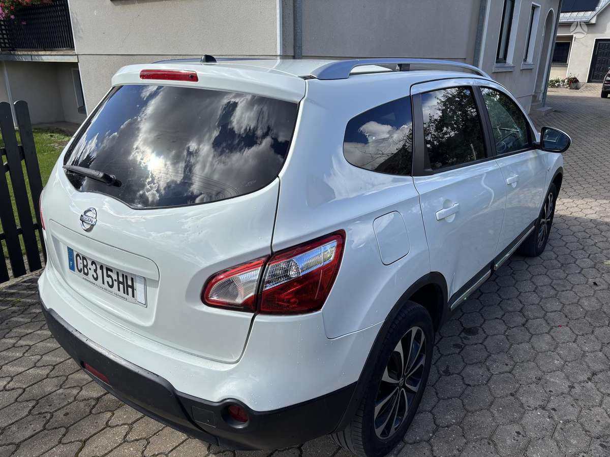 Nissan Qashqai+2 2012 — engine 1598 cm³, 131 HP (96kW)
