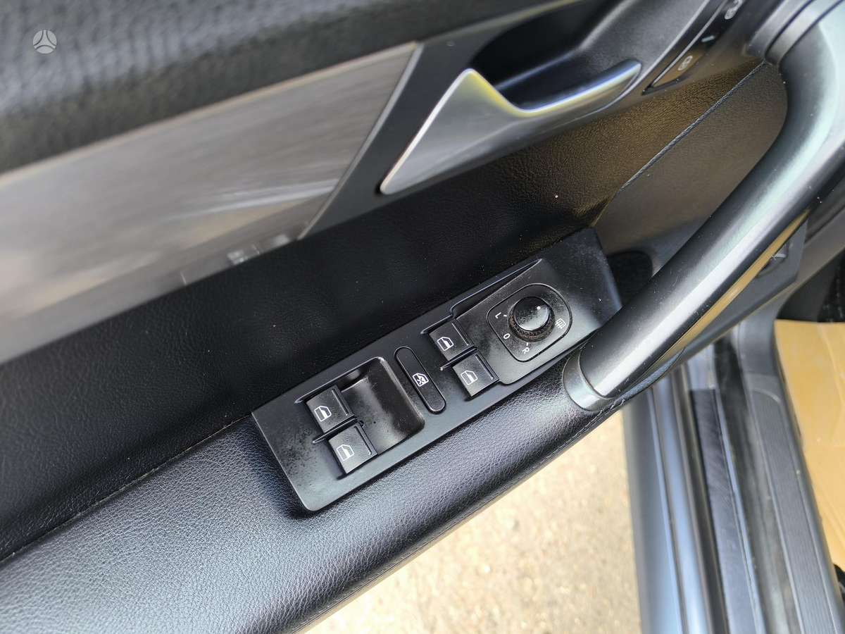 Volkswagen Passat 2012 — photo 16